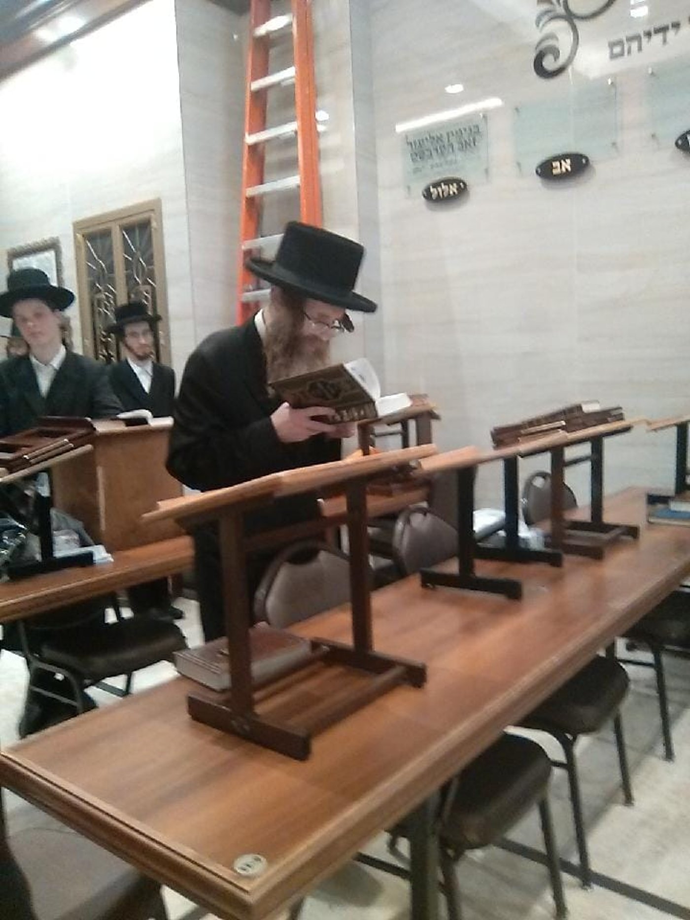 הרב החדש בתפילתו