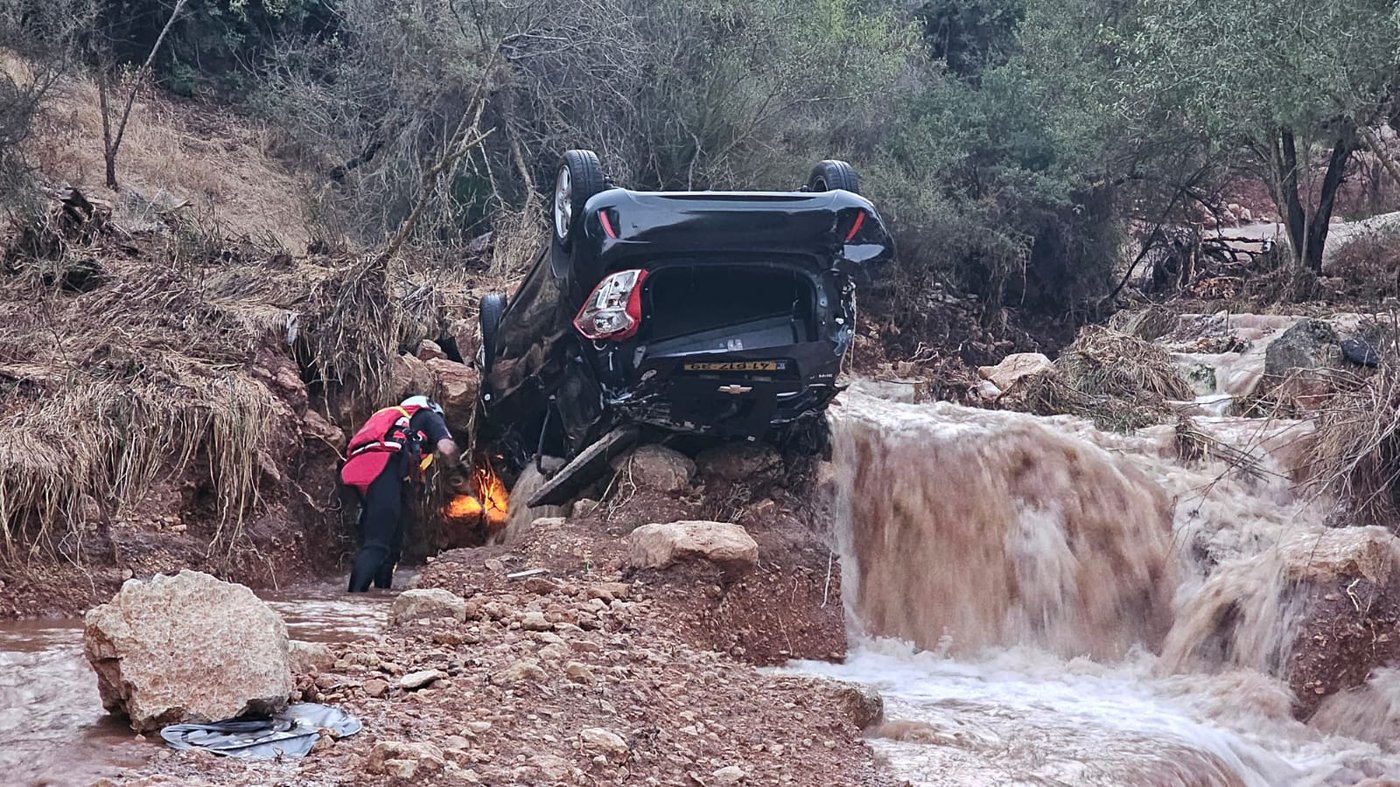 צינור התפוצץ והוביל להצפת שכונה: לוחמי אש חילצו לכודים מהבתים