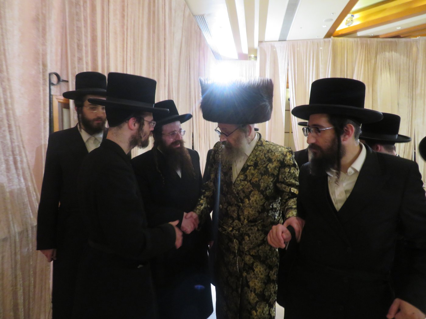 האדמו"ר מוויזשניץ לונדון בביקור בזק