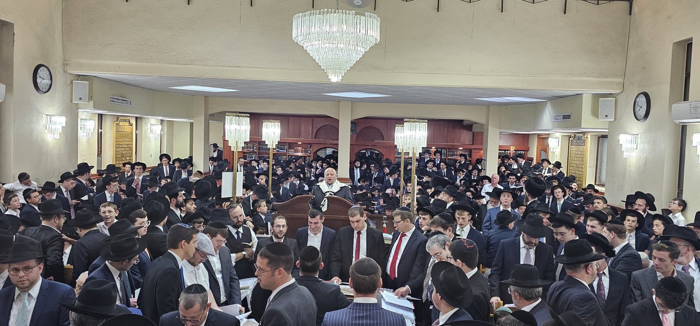 החזן יצחק מאיר הלפגוט בביהכ"נ "מגדל" בבית וגן