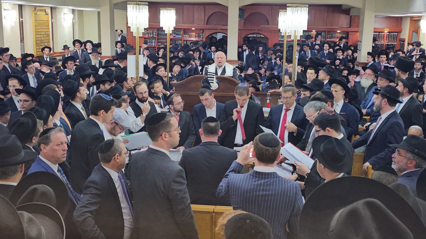 החזן יצחק מאיר הלפגוט בביהכ"נ "מגדל" בבית וגן