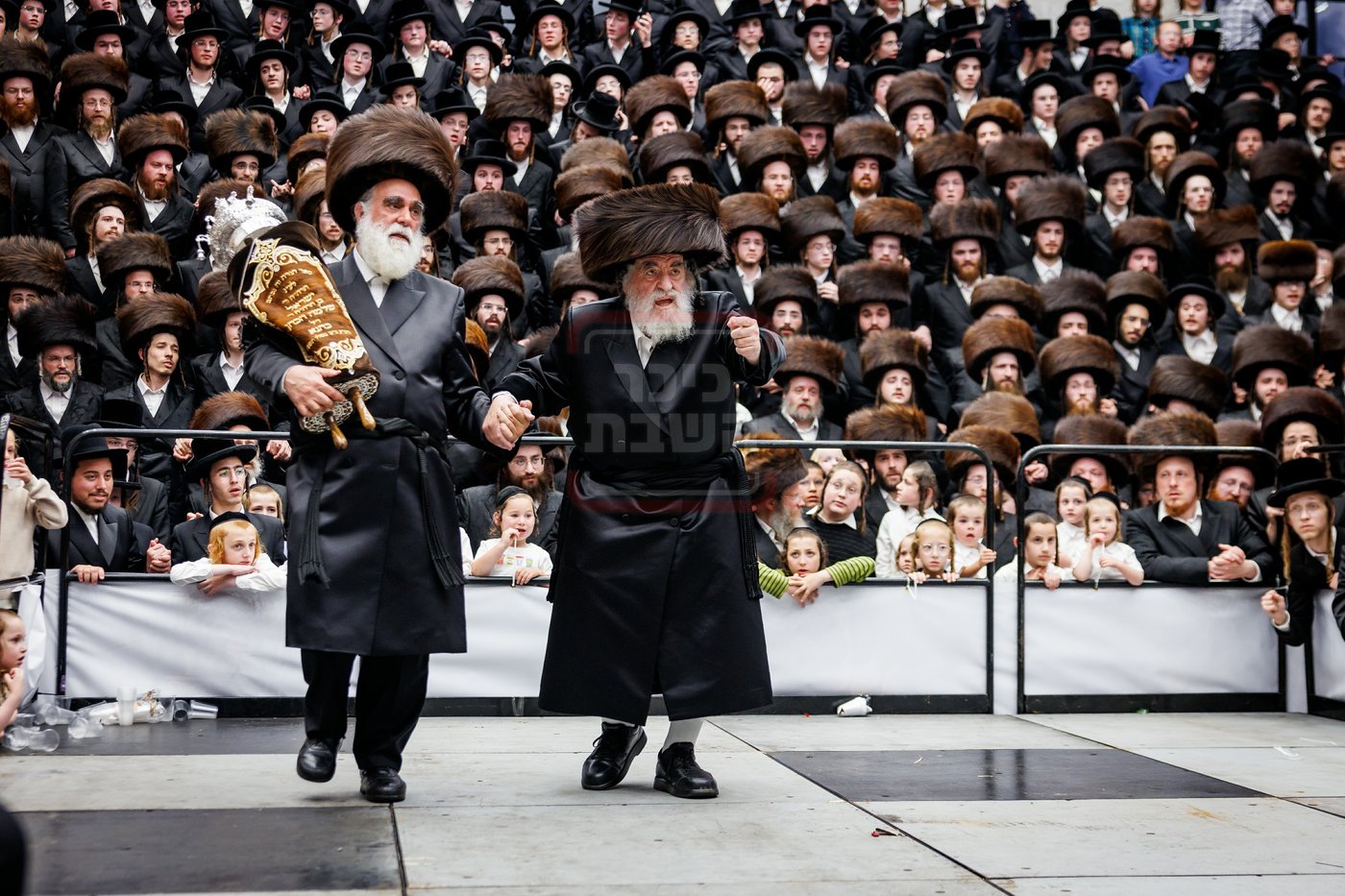 הכנסת ספר תורה בחצה"ק ויז'ניץ במאנסי