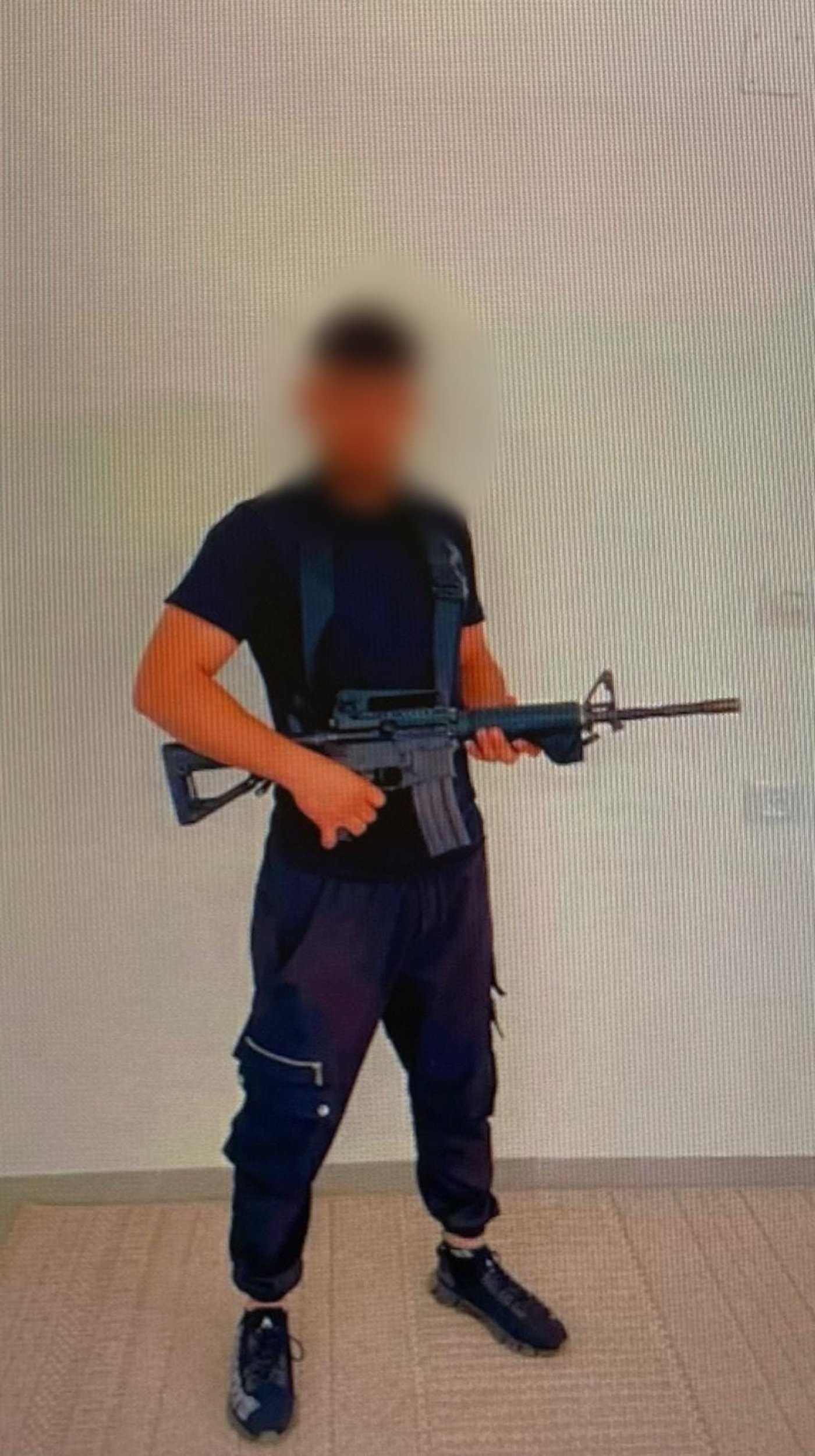 המשטרה פשטה על הבית | בני המשפחה הצטלמו עם M-16