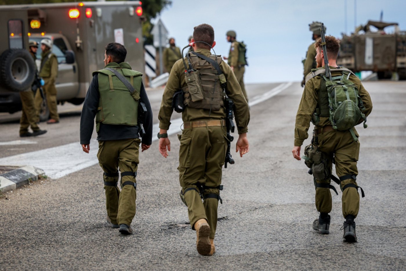 חיילי צה"ל בזירת פגיעת טיל נ"ט במהלך מלחמת חרבות ברזל