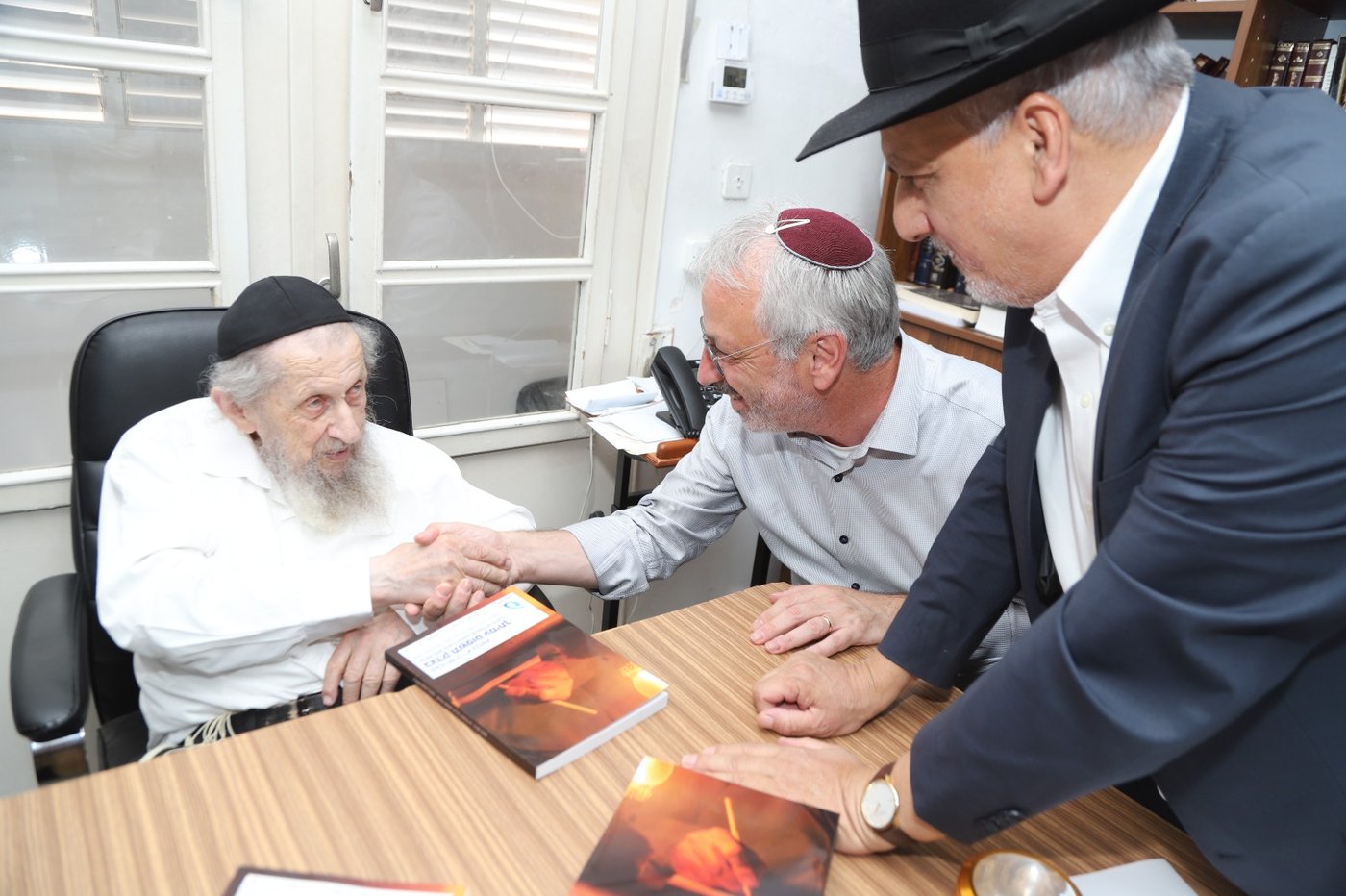 מנכל מפעל הפיס התברך אצל מרן הגרד לנדו