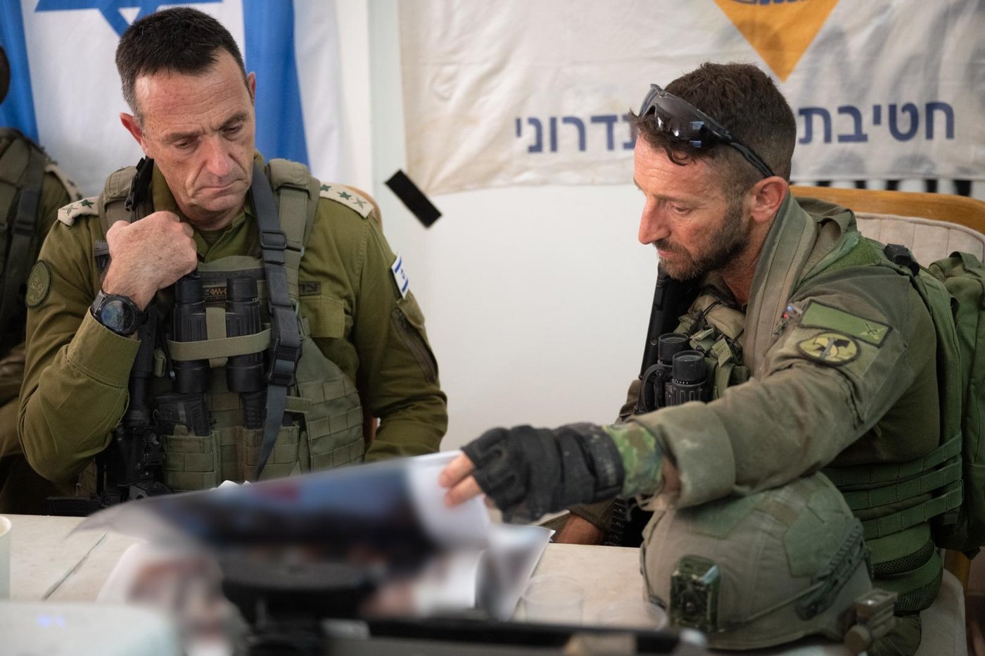 תא"ל חירם עם הרמטכ"ל בימי הלחימה
