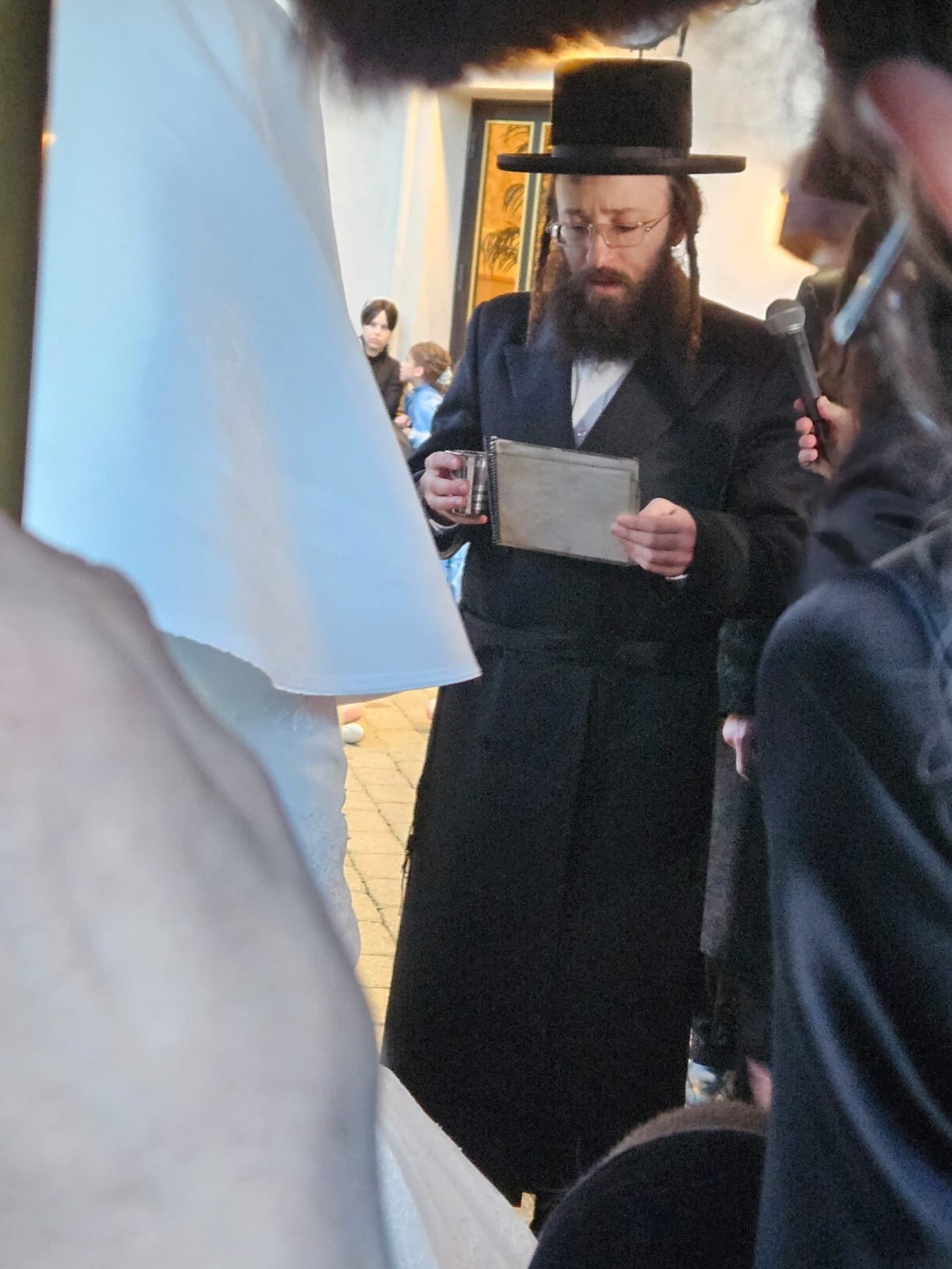 האדמו"ר מקאסוב בסידור קידושין השבוע