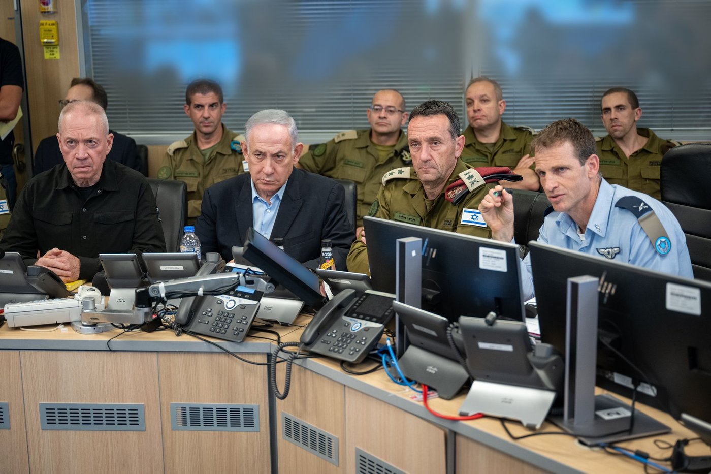רה"מ עם שר הביטחון והרמטכ"ל בקריה בזמן התקיפה בתימן