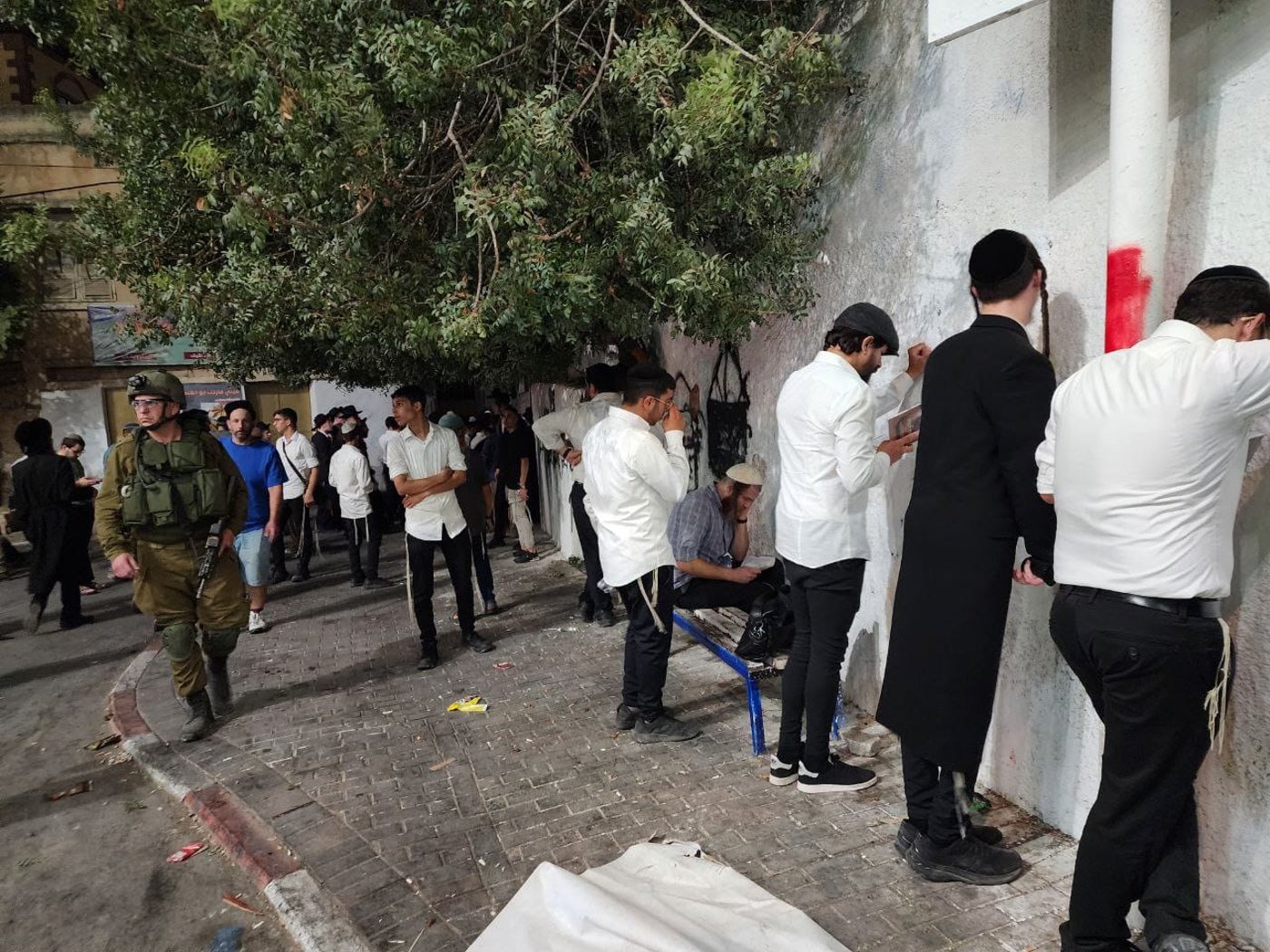 בכפר הפלסטיני כיפל חארת': מאות מתפללים בקבר יהושע בן נון