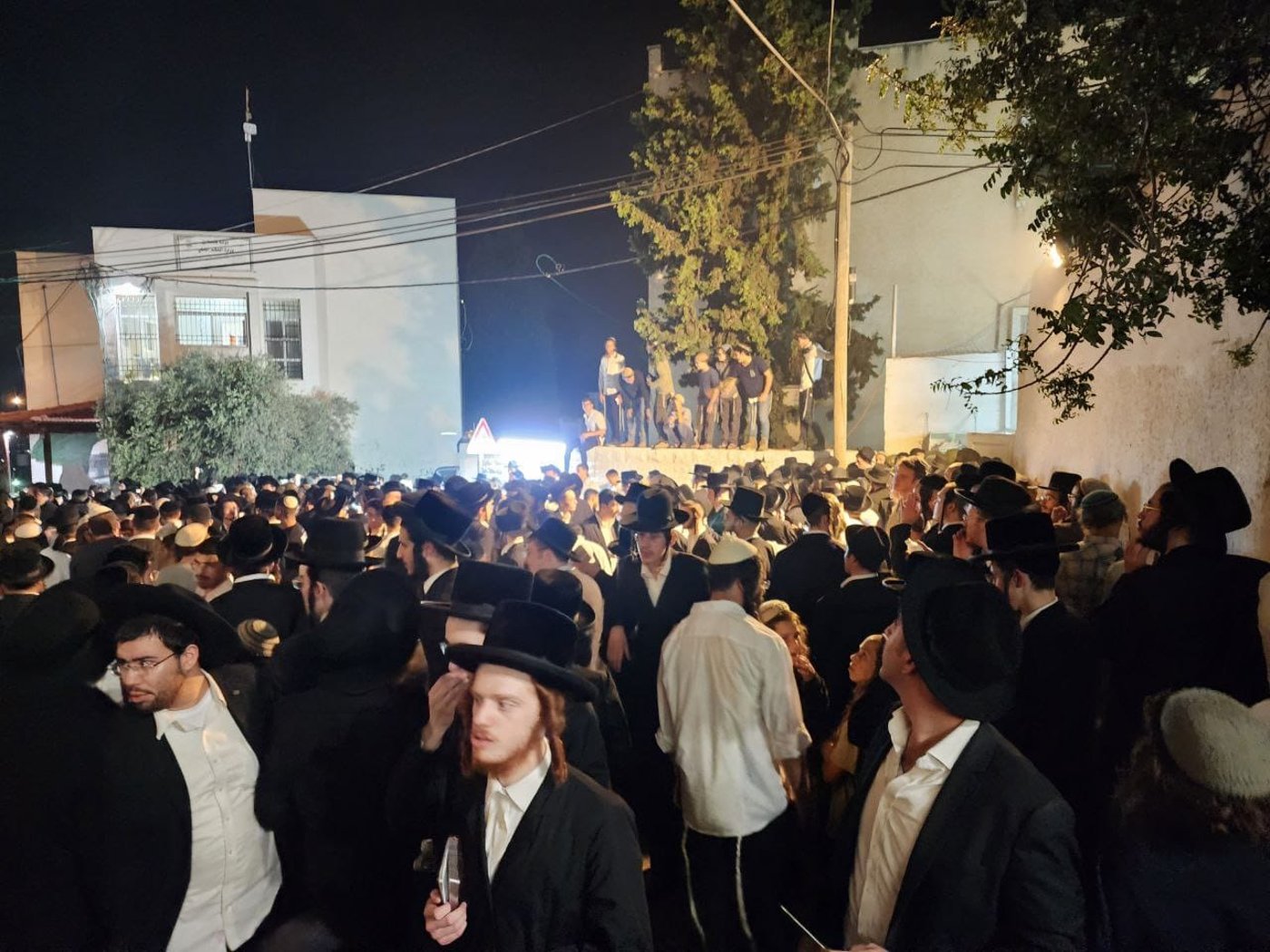 בכפר הפלסטיני כיפל חארת': מאות מתפללים בקבר יהושע בן נון