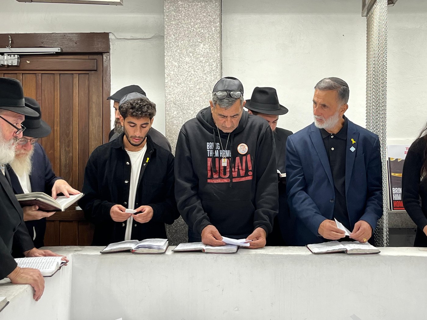 סגירת מעגל מרגשת: נועה ארגמני ומשפחות החטופים הגיעו לאוהל הרבי מליובאוויטש