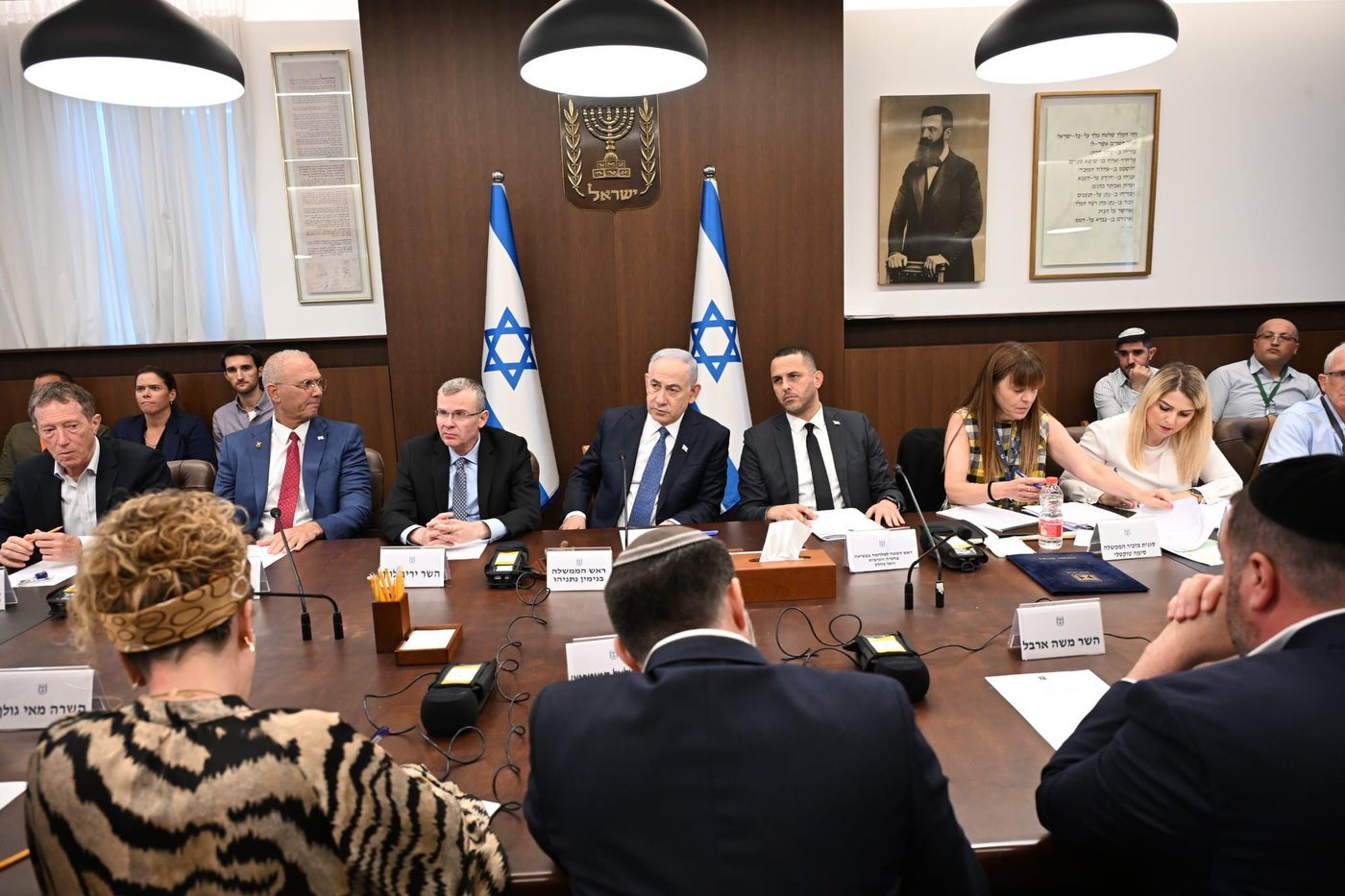 נתניהו עם חברי הוועדה היום