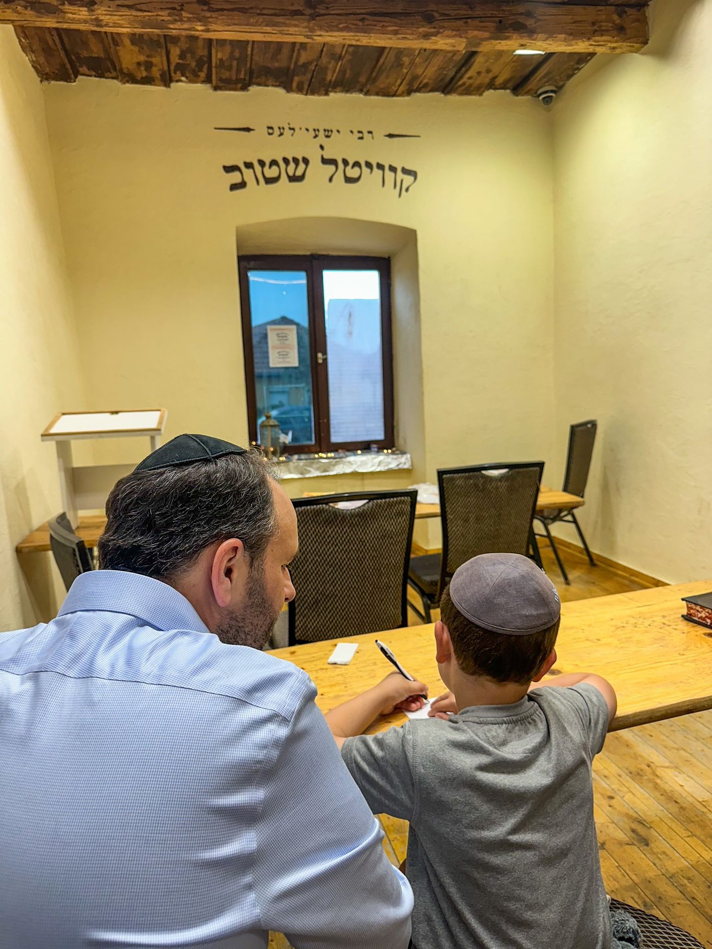 הקוויטעל התקבל - חבר הפרלמנט הבלגי בא להודות בציון