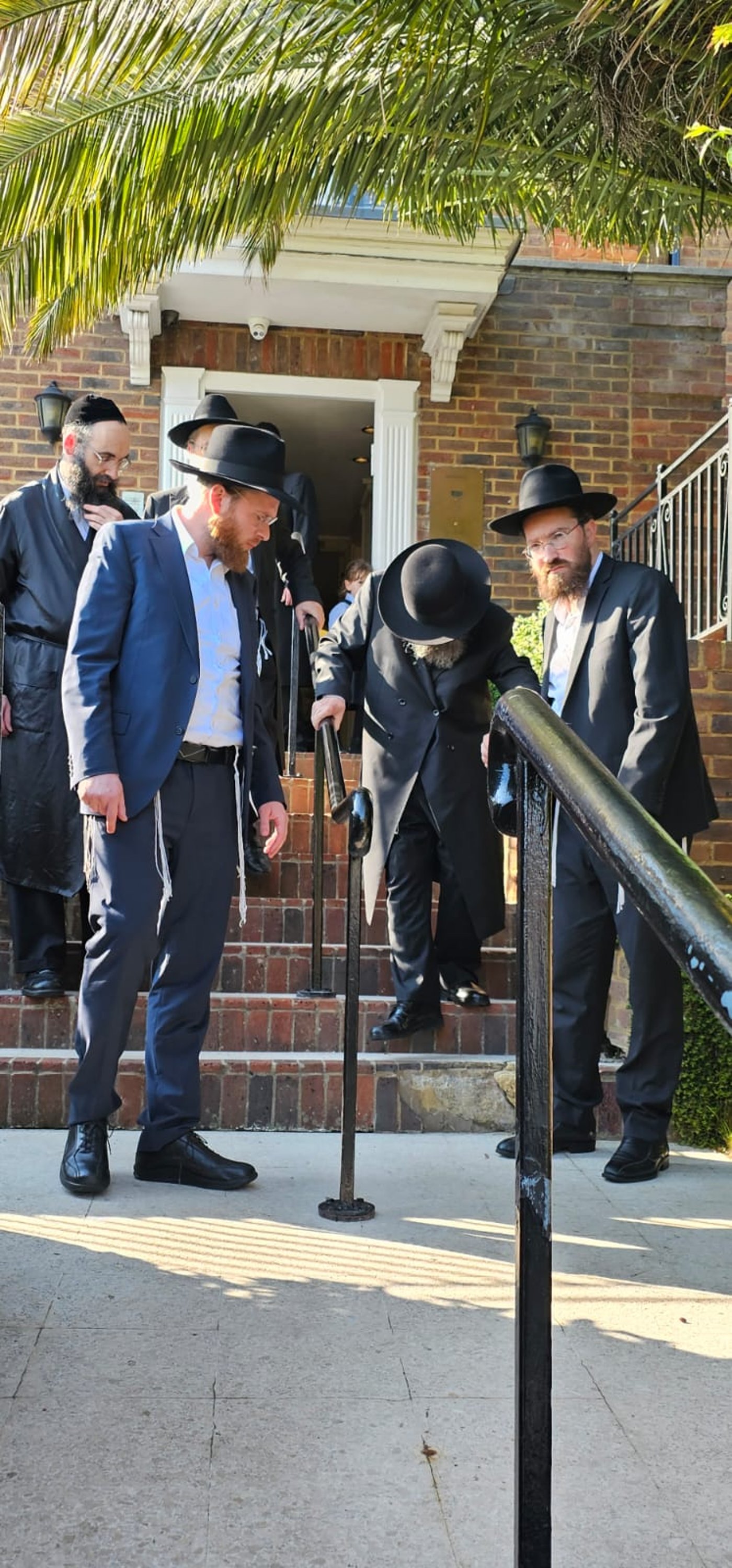לאחר הגעתו לאכסנייה יוצא לדינר הראשון בביתו של הנגיד הרב ישראל פלס