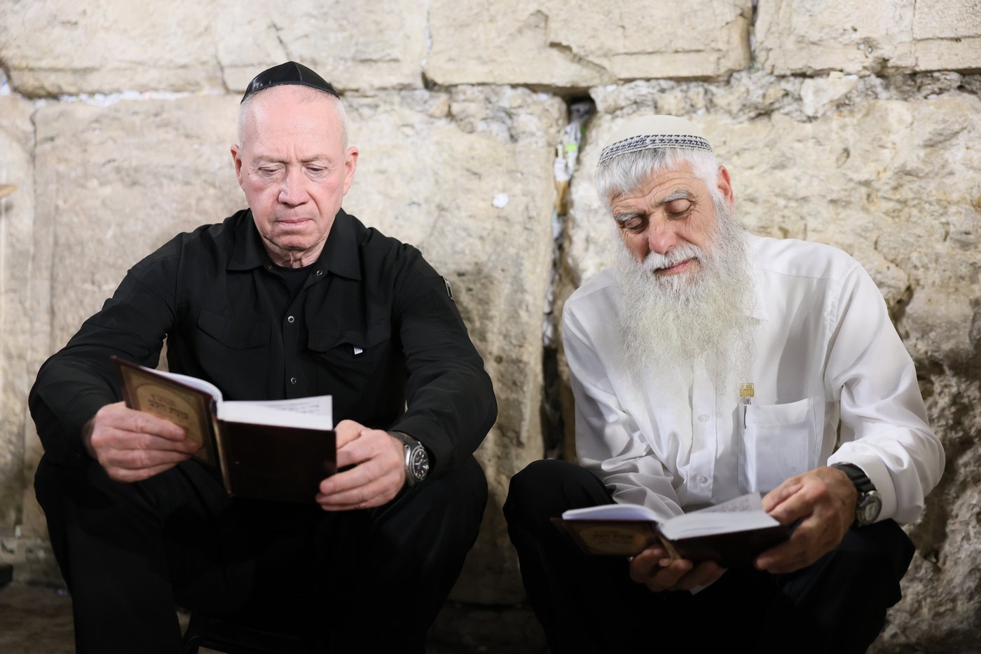 תיעוד ראשון: פוליטיקאים ועמך בית ישראל מתאבלים בכותל