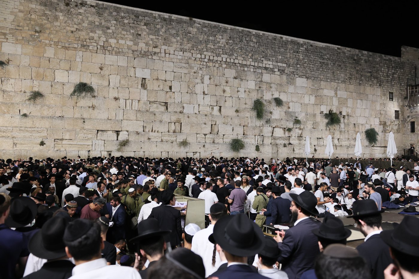 תיעוד ראשון: פוליטיקאים ועמך בית ישראל מתאבלים בכותל
