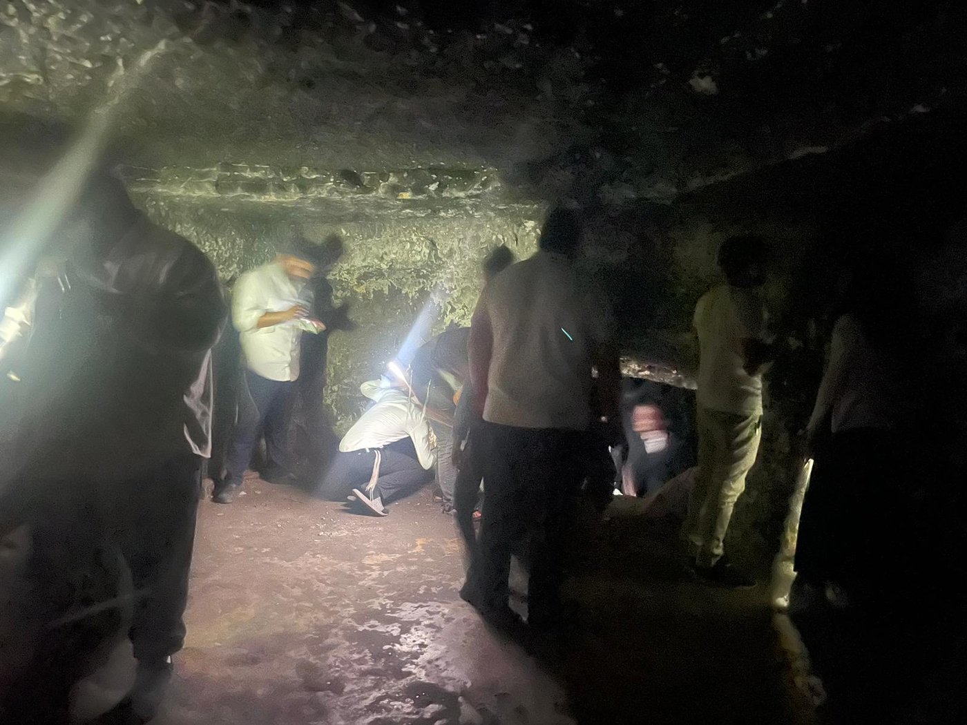 מאות יהודים בעלייה לקבר עתניאל בן קנז בחברון בצום תשעה באב