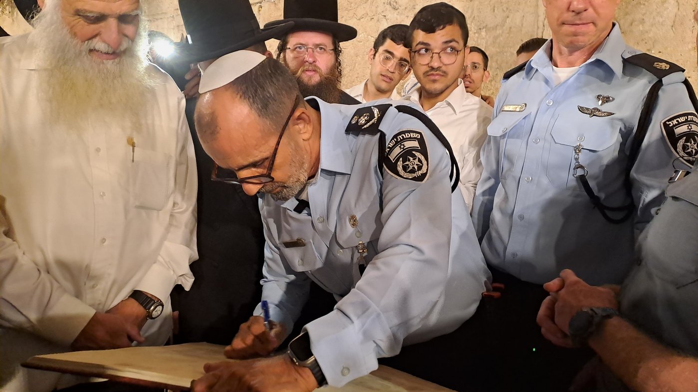 מפכ"ל המשטרה הנכנס רנ"צ דני לוי בכותל המערבי