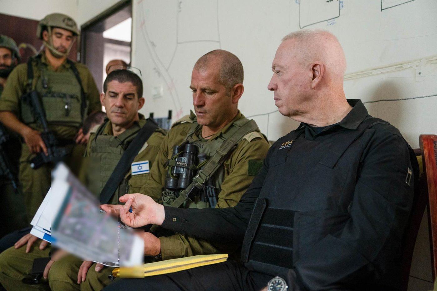 שר הביטחון נכנס לעזה: "האחים סינוואר יעשו את הטעות - ונגיע אליהם"
