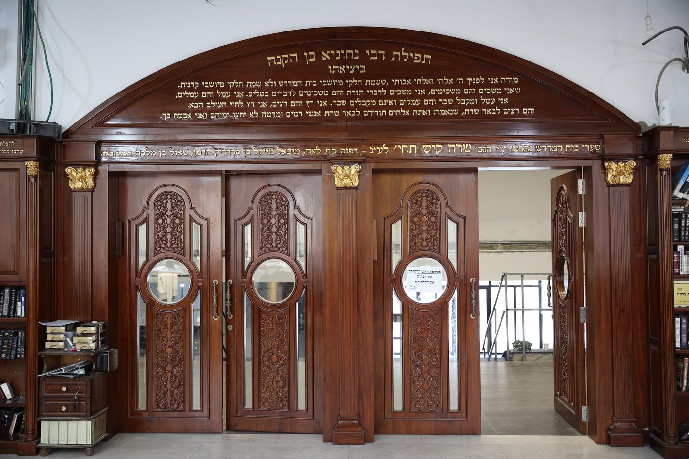 ארון הקודש המוזהב בישיבת נזר ישראל