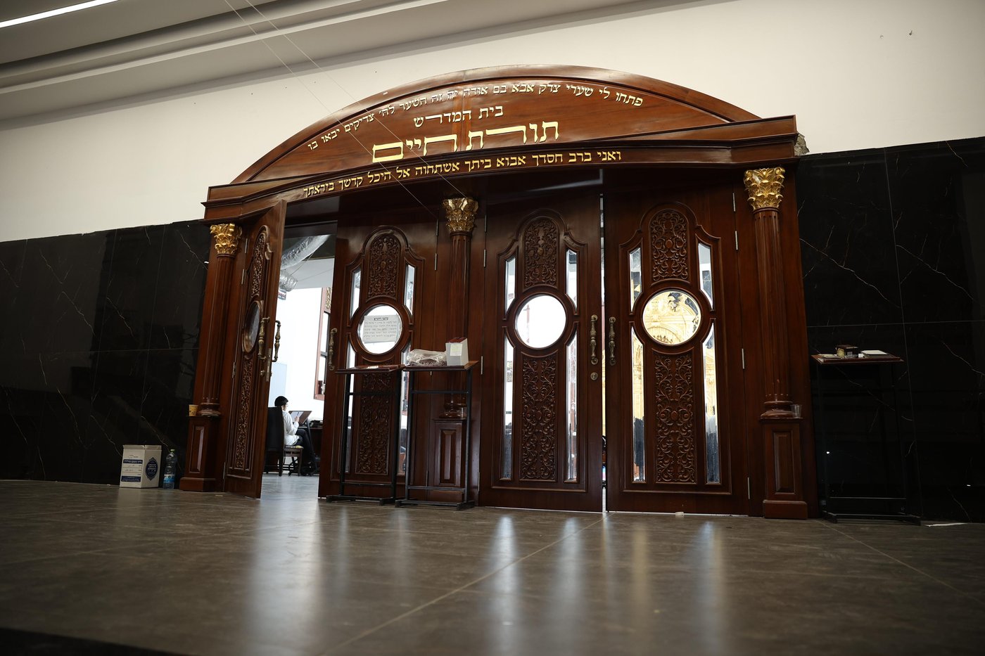 ארון הקודש המוזהב בישיבת נזר ישראל