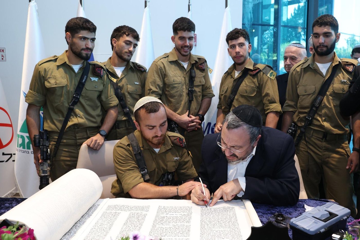 הכנסת ספר תורה באגד לזכר 4 מחללי המלחמה