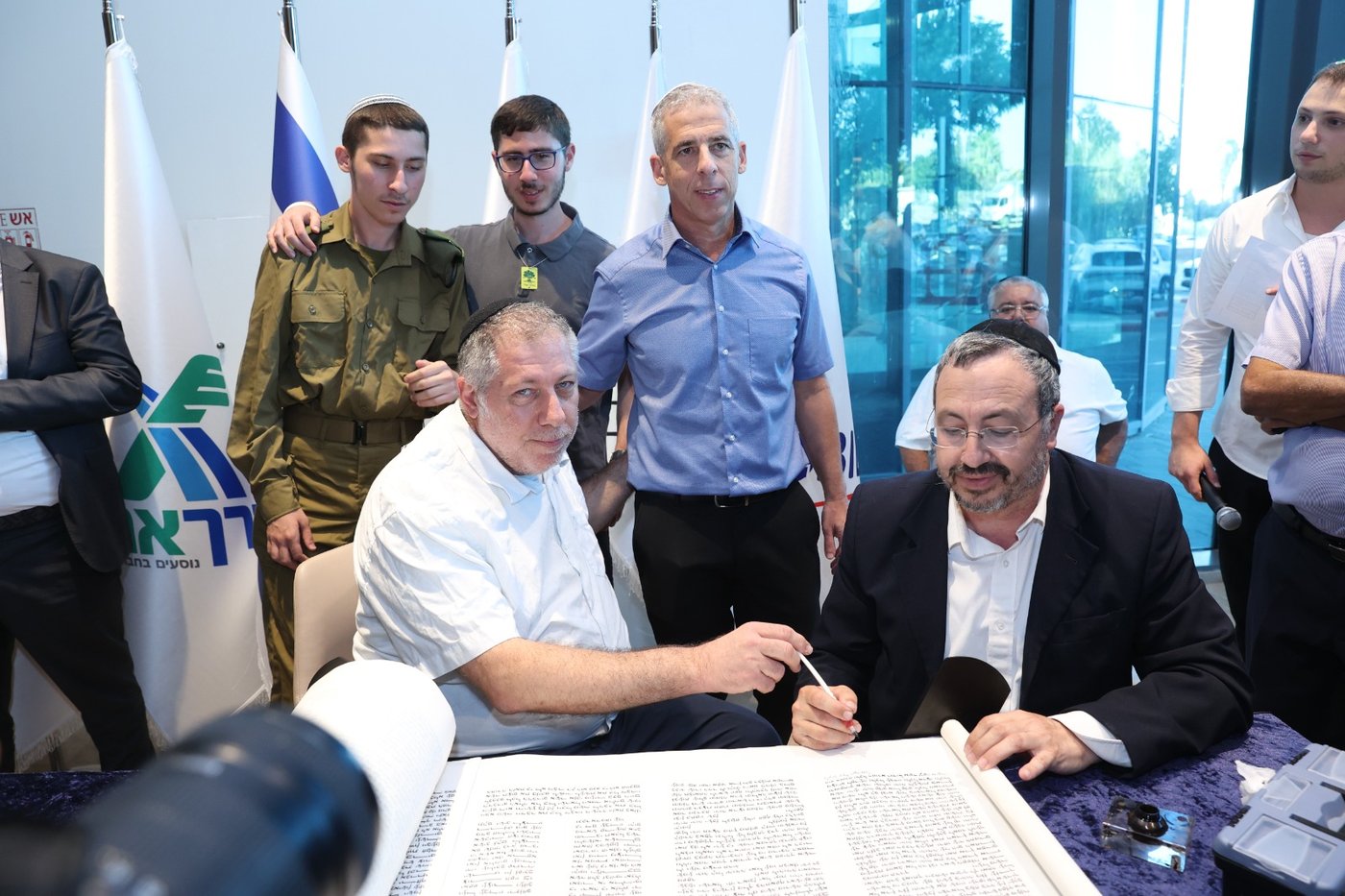 הכנסת ספר תורה באגד לזכר 4 מחללי המלחמה