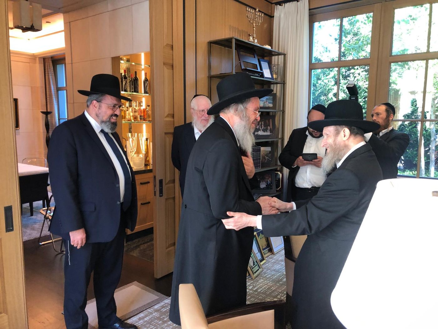 הדינרים, השיחות והשבת המרוממת: המסע של רה"י