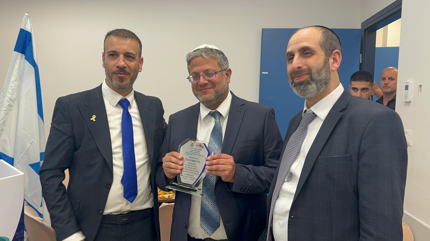 השר בן גביר עם ראש עירית אלעד יהודה בוטבול וסגנו יניב בדלוב