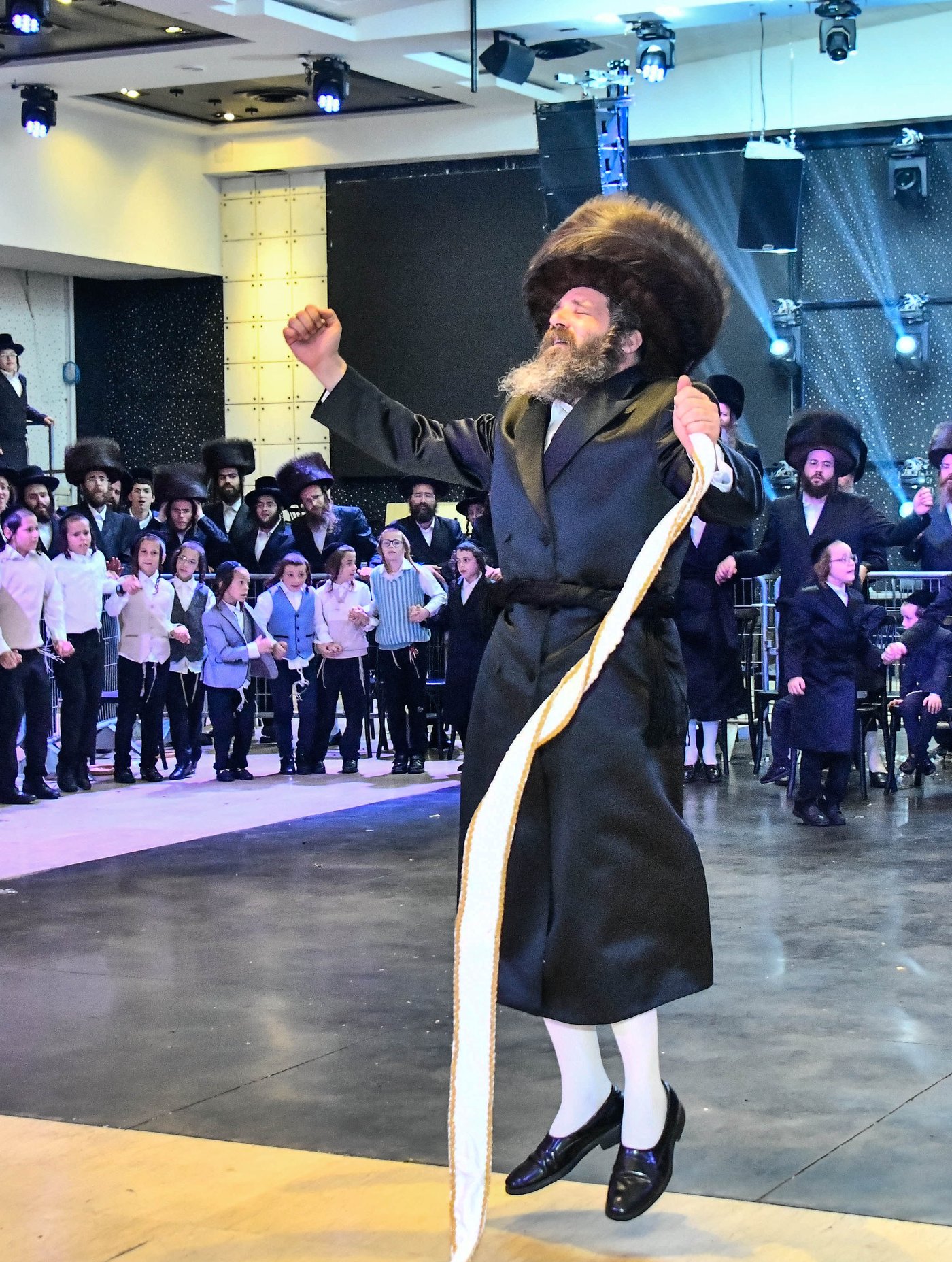ריקודי קודש של האדמו"ר מפיטסבורג במצווה טאנץ