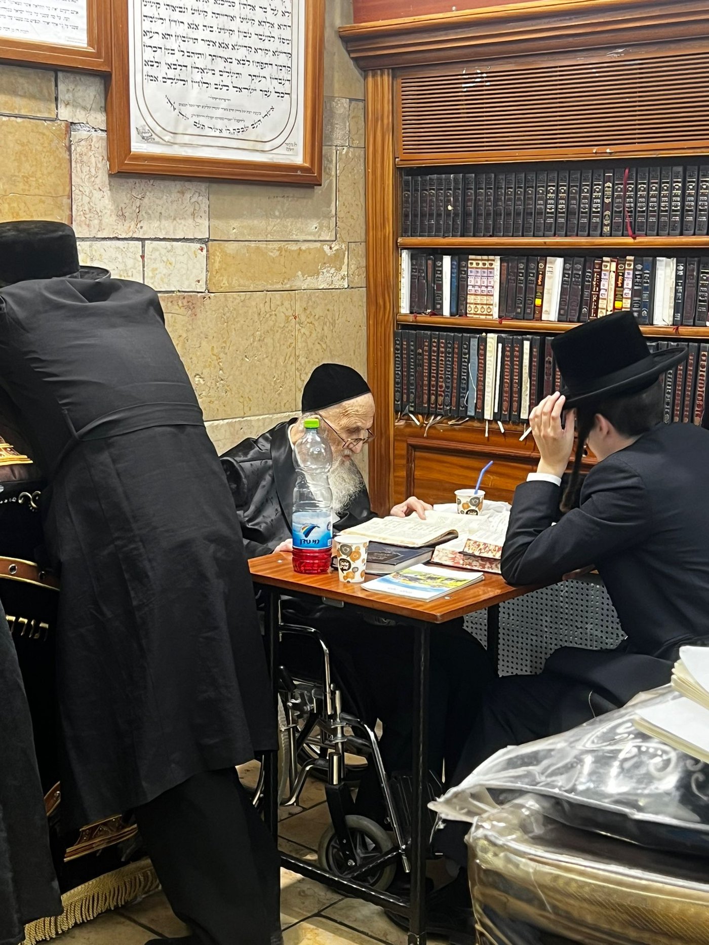 עם נכדו מוטי שטיינמץ בציון הרשב"י במירון