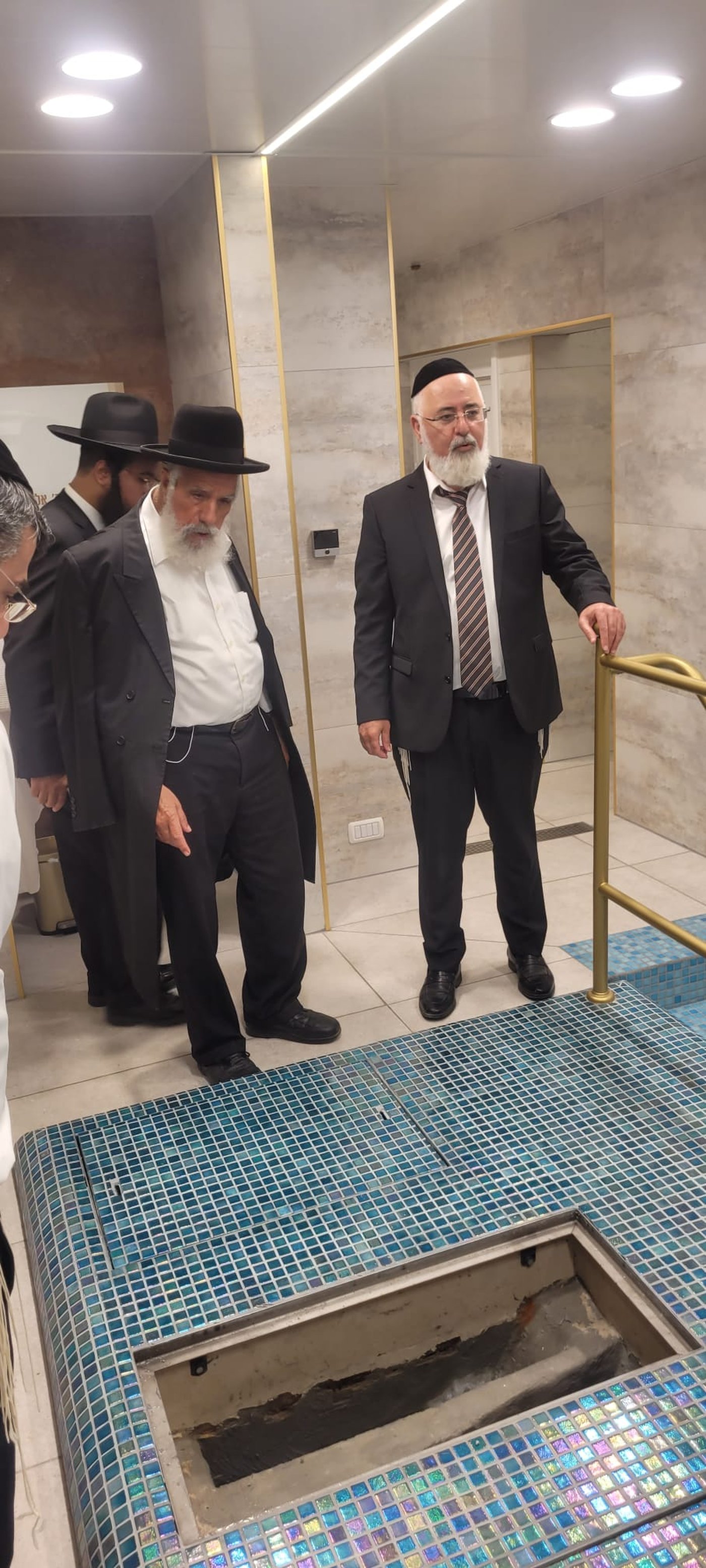 הגאון רבי שלמה מחפוד, בסיור במקווה בעיר אשדוד 