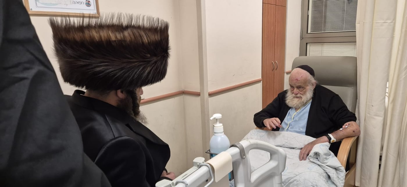 רבו האדמו"ר מפיטסבורג מבקרו בבית הרפואה ימים אחדים לפני פטירתו