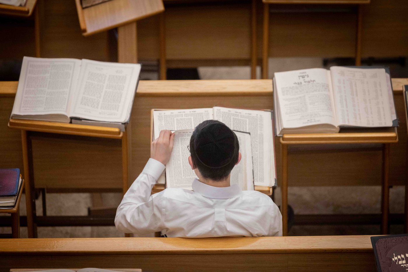 תלמידי ישיבת קמניץ לומדים עם סטנדרים