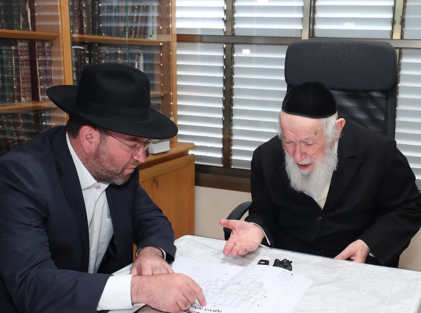 כנכנסו ראשי טהרת המשפחה למעונו של הגר"י זילברשטיין הם התקבלו בהערכה רבה