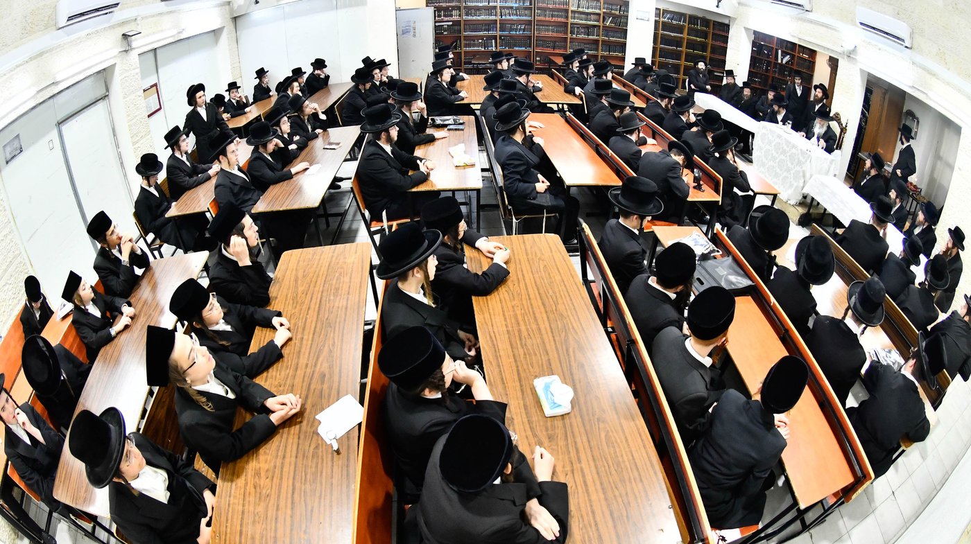 האדמו"ר מקרעטשניף י-ם, בביקור בהיכל ישיבתו באלעד 