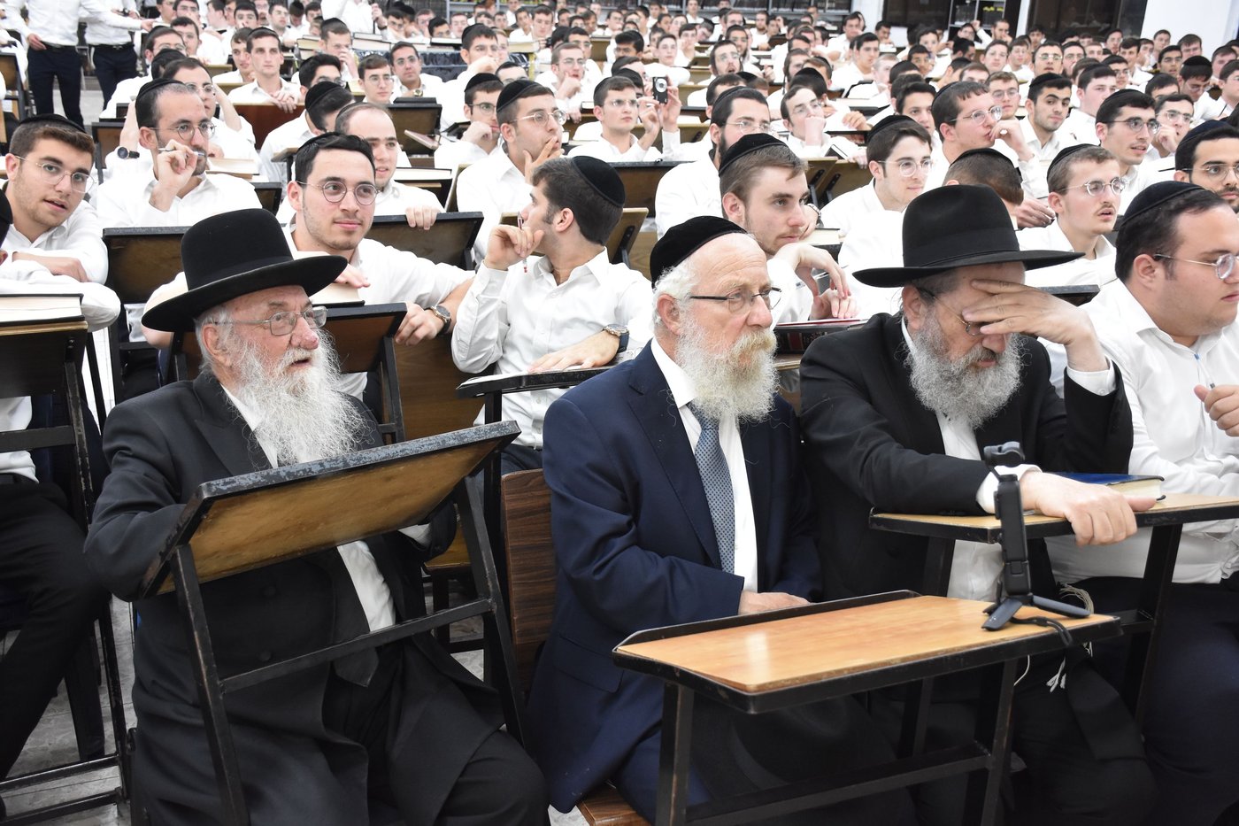 הגאון רבי דב לנדו בשיחה בהיכל ישיבת גרודנא בבאר יעקב 