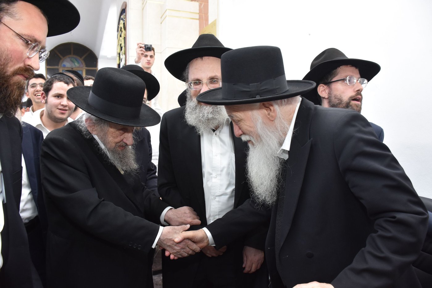 הגאון רבי דב לנדו בשיחה בהיכל ישיבת גרודנא בבאר יעקב 