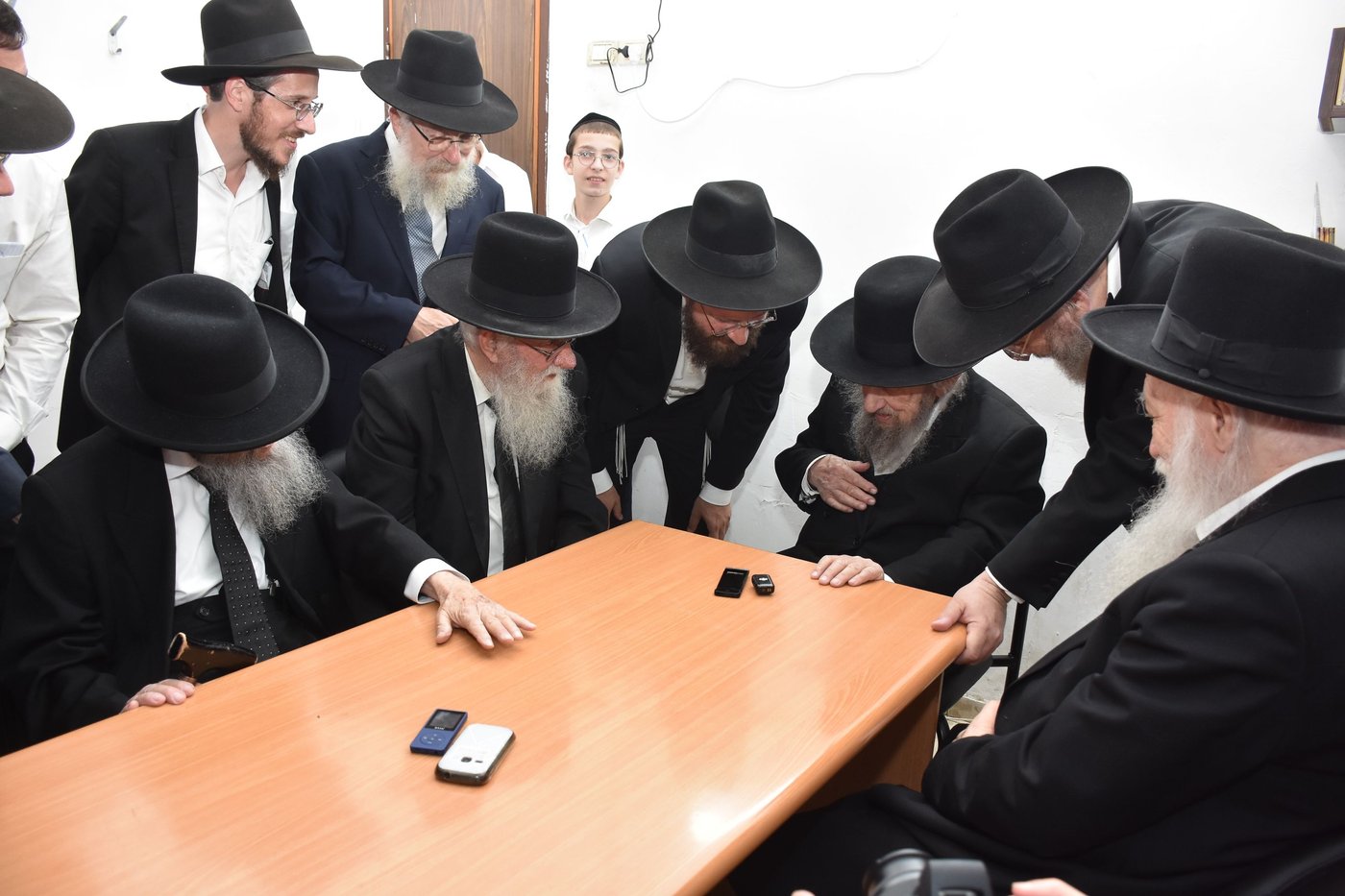הגאון רבי דב לנדו בשיחה בהיכל ישיבת גרודנא בבאר יעקב 