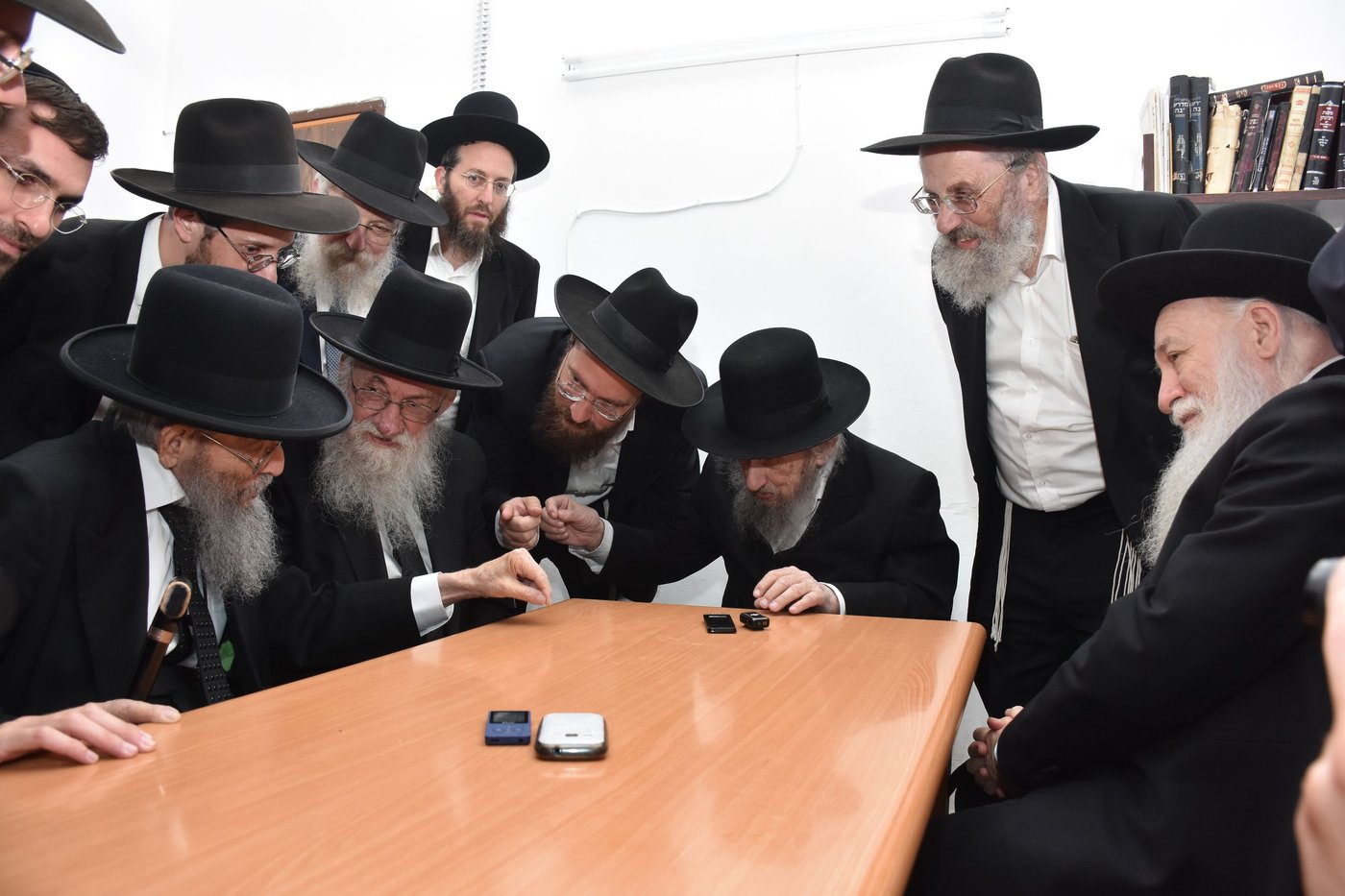 הגאון רבי דב לנדו בשיחה בהיכל ישיבת גרודנא בבאר יעקב 