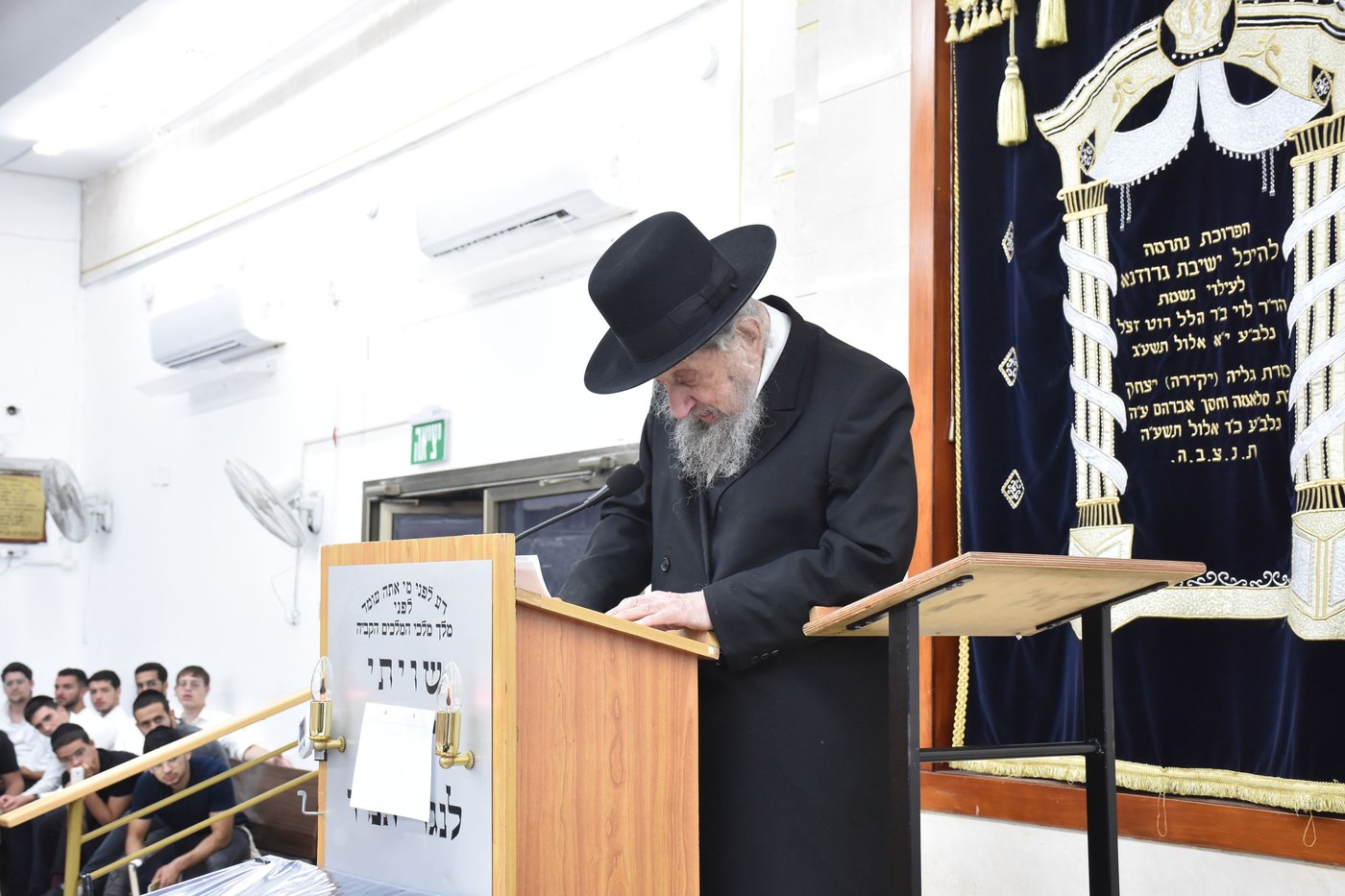 הגאון רבי דב לנדו בשיחה בהיכל ישיבת גרודנא בבאר יעקב 