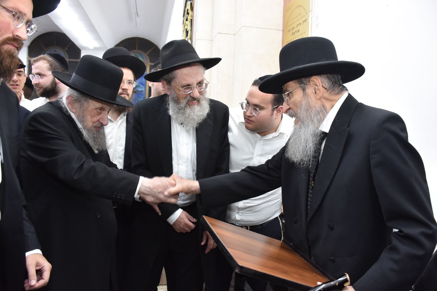 הגאון רבי דב לנדו בשיחה בהיכל ישיבת גרודנא בבאר יעקב 