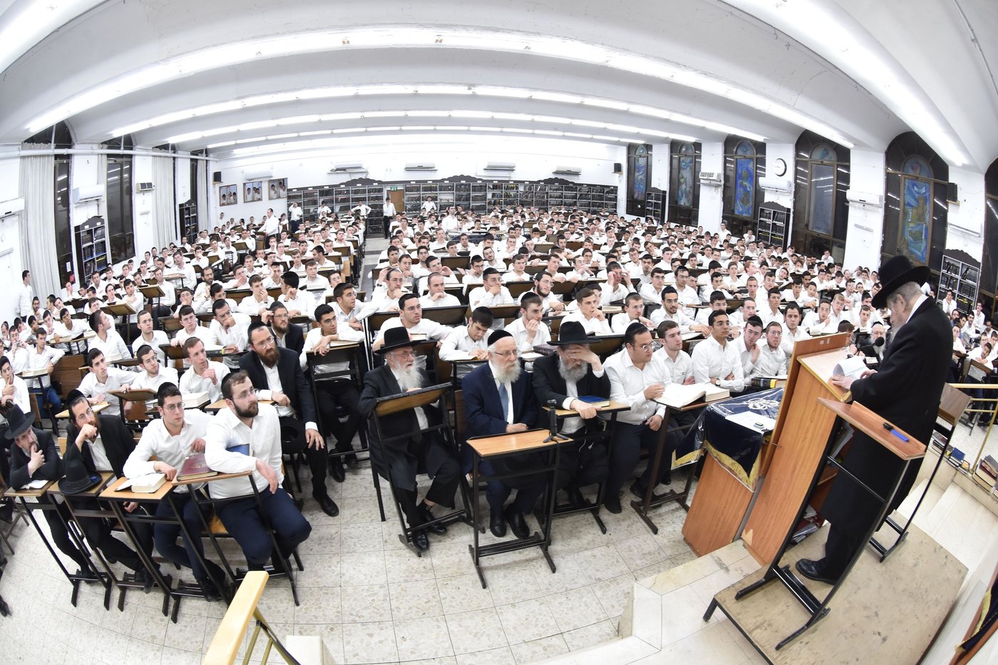 הגאון רבי דב לנדו בשיחה בהיכל ישיבת גרודנא בבאר יעקב 