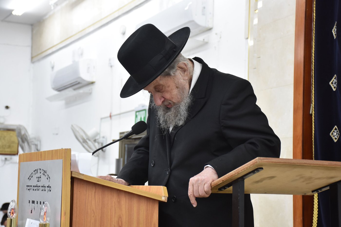 הגאון רבי דב לנדו בשיחה בהיכל ישיבת גרודנא בבאר יעקב 