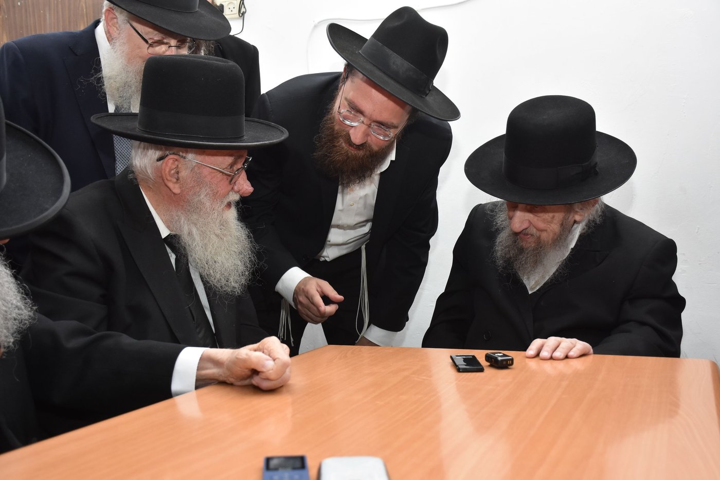 הגאון רבי דב לנדו בשיחה בהיכל ישיבת גרודנא בבאר יעקב 