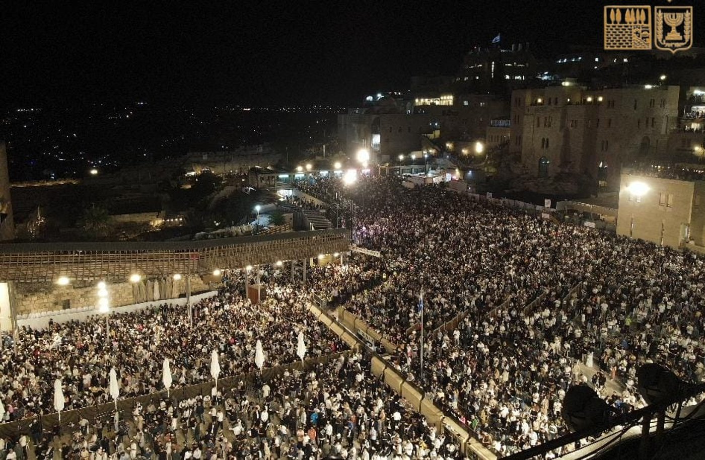 רבבות באמירת סליחות ברחבת הכותל