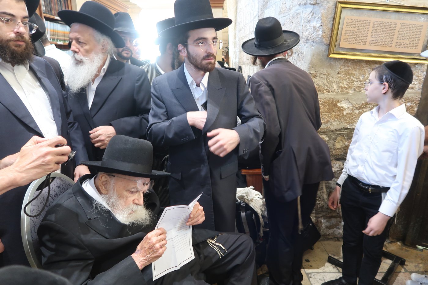 הגאון רבי מאיר גריינמן בתפילה בקבר רחל