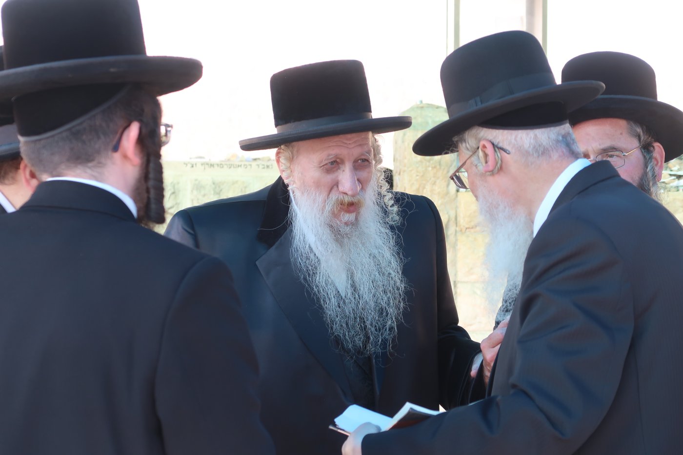 האדמו"ר מטשארנוביל בתפילה במקומות הקדושים בירושלים 