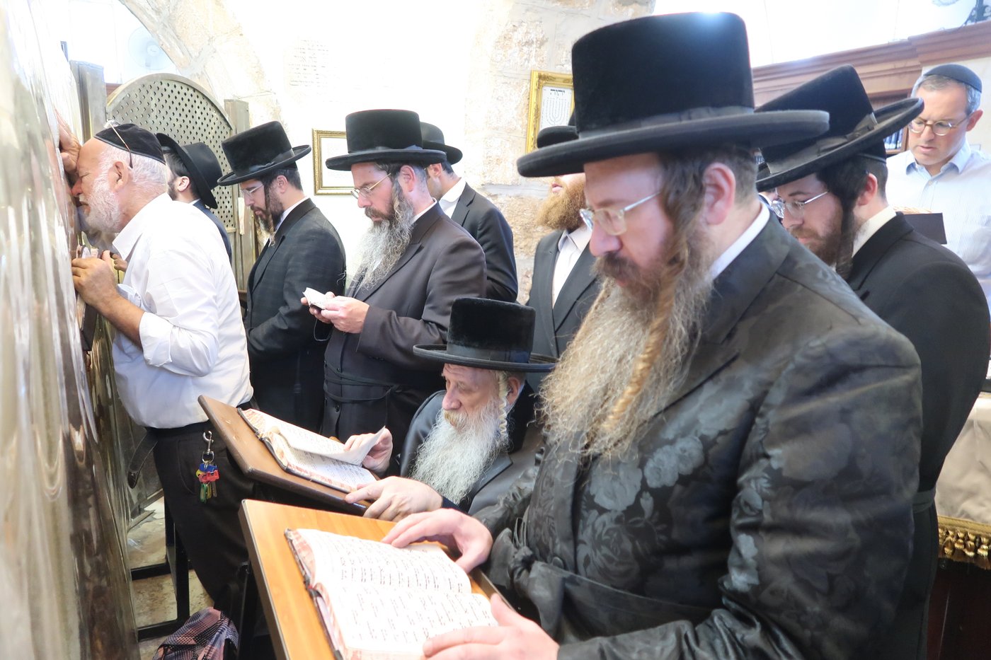 האדמו"ר מטשארנוביל בתפילה במקומות הקדושים בירושלים 