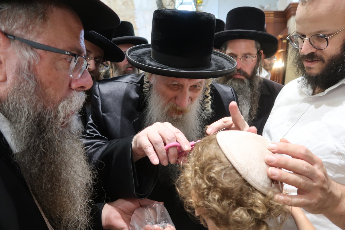 האדמו"ר מטשארנוביל בתפילה במקומות הקדושים בירושלים 